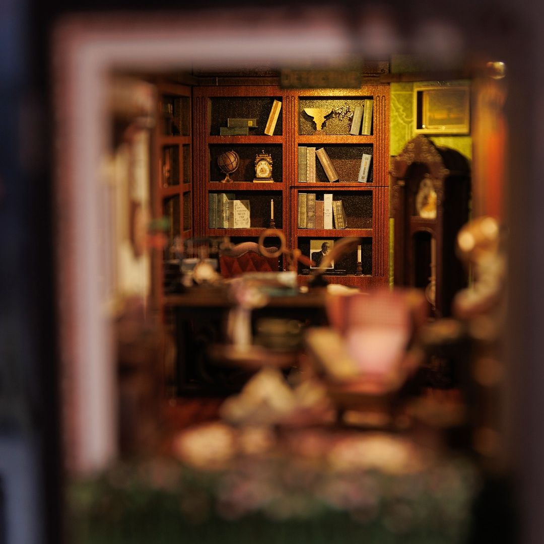 Rose Detective Agency Book Nook Kit (Sherlock Holmes Inspired)