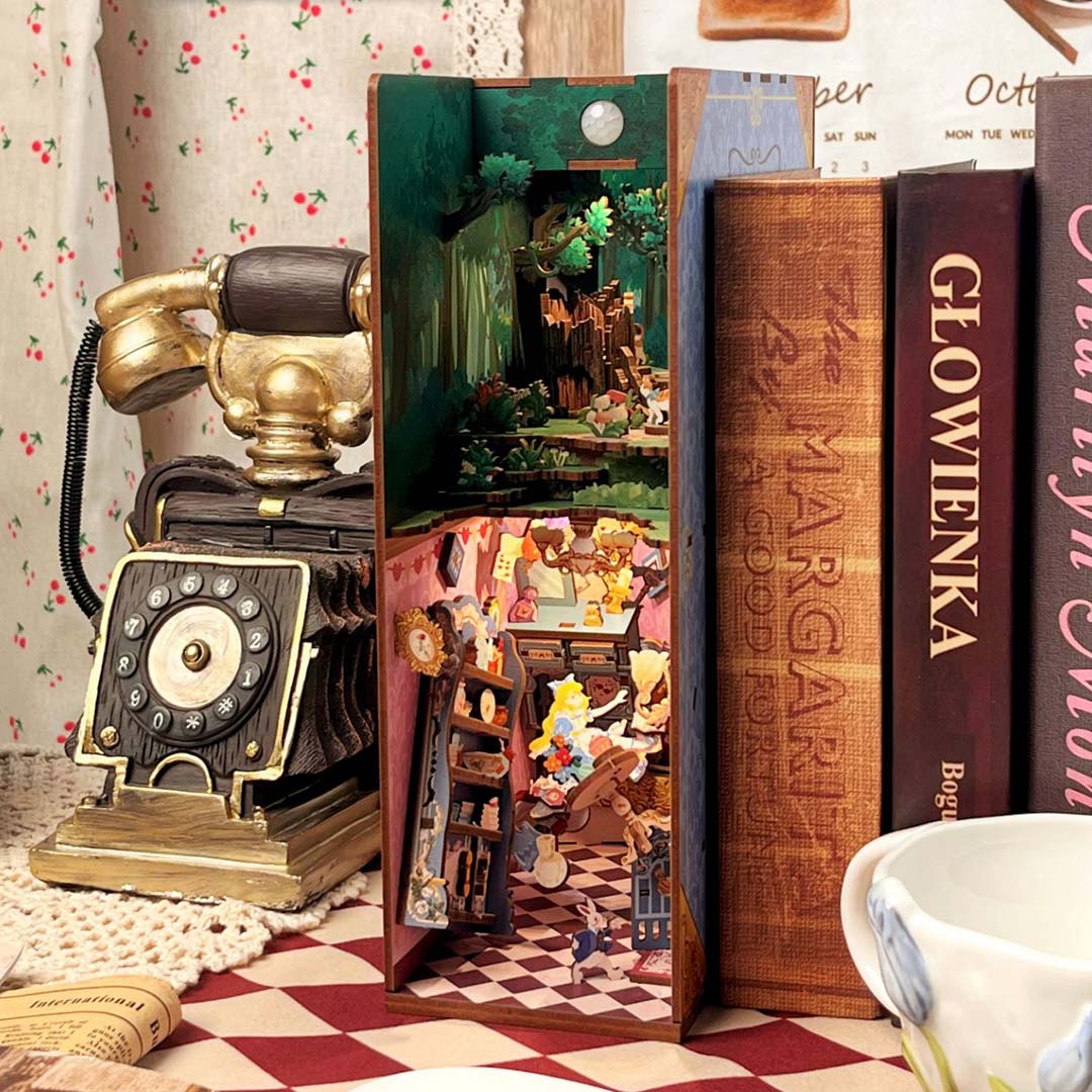 Alice in Wonderland DIY Book Nook