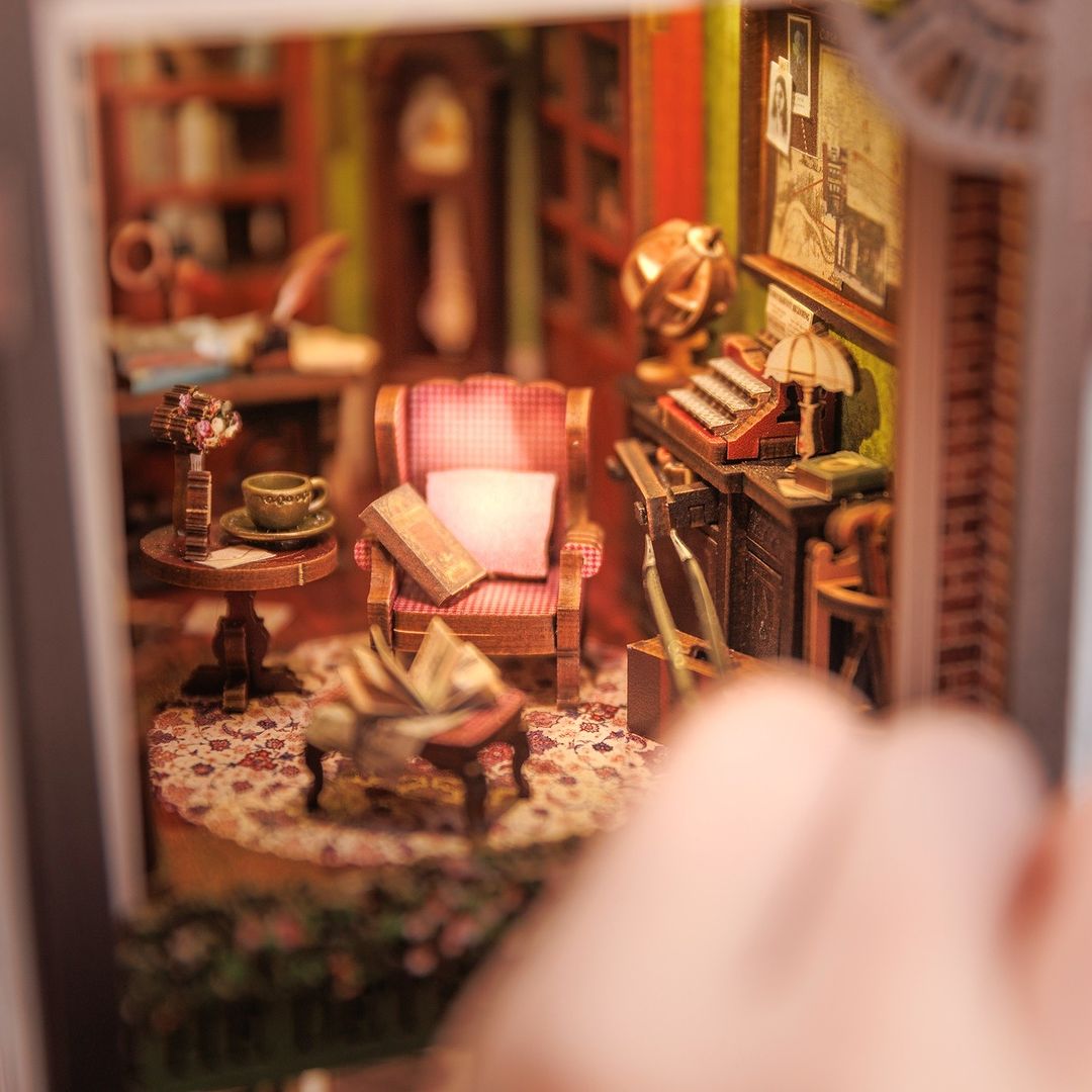Rose Detective Agency Book Nook Kit (Sherlock Holmes Inspired)