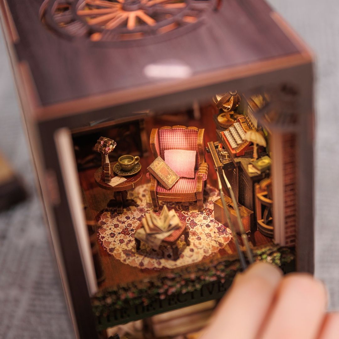 Rose Detective Agency Book Nook Kit (Sherlock Holmes Inspired)